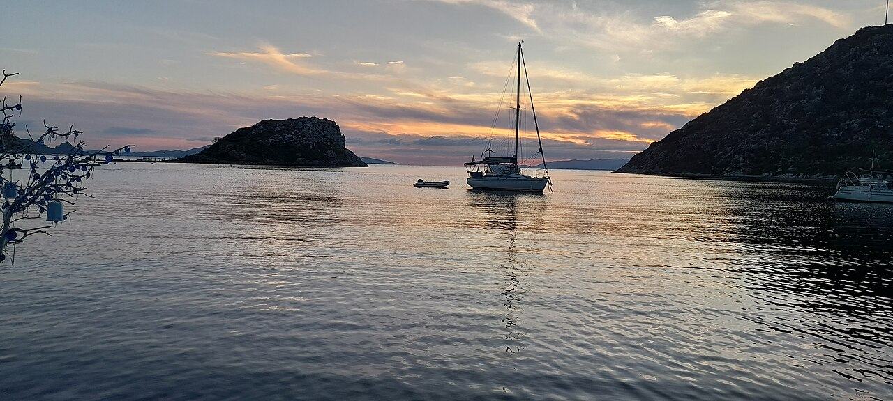 Segelboot bei Sonnenuntergang in der Bucht von Gümüşlük bei Bodrum