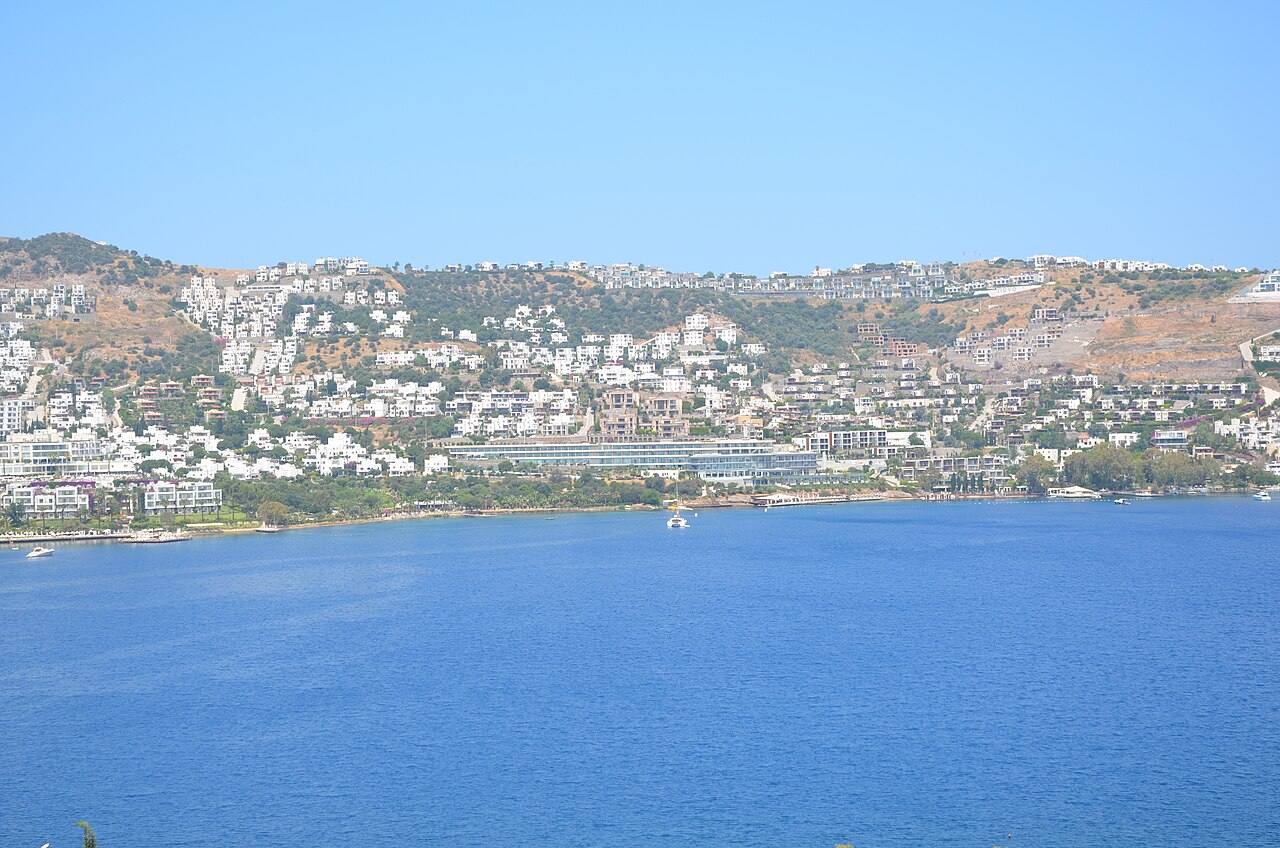 Bucht von Gündoğan mit Gebäuden am Hang über dem Ufer